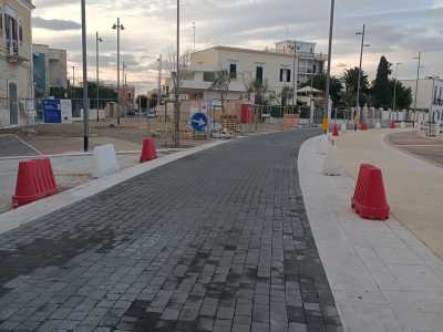Corsia pedonale, pista ciclabile e carreggiata sono evidenti, ma durano poco